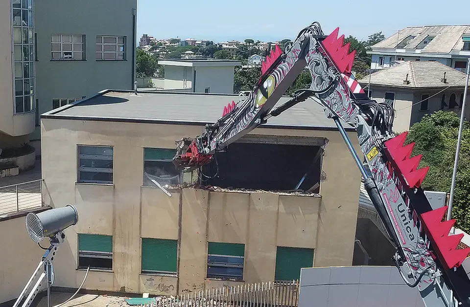 La pinza-dinosauro avvia i lavori all’Ospedale Gaslini