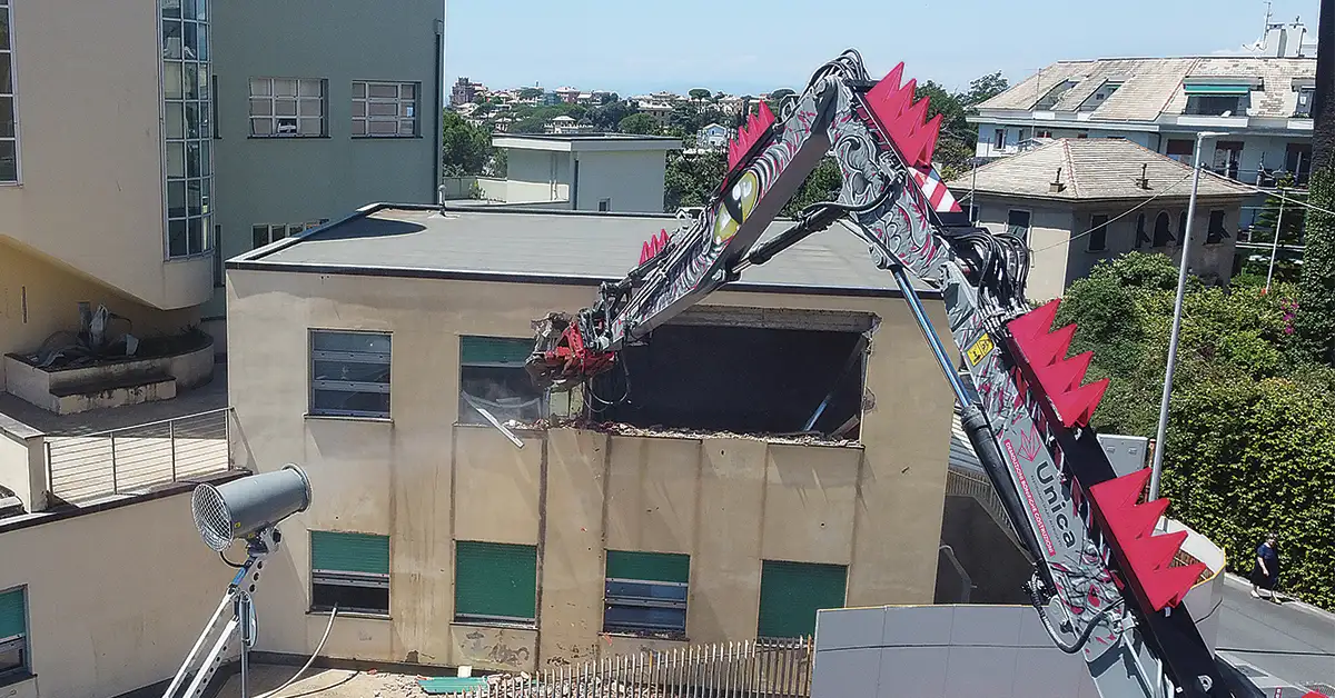 La pinza-dinosauro avvia i lavori all’Ospedale Gaslini