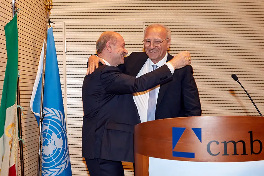 Carlo-Zini-abbraccia-Roberto-Davoli